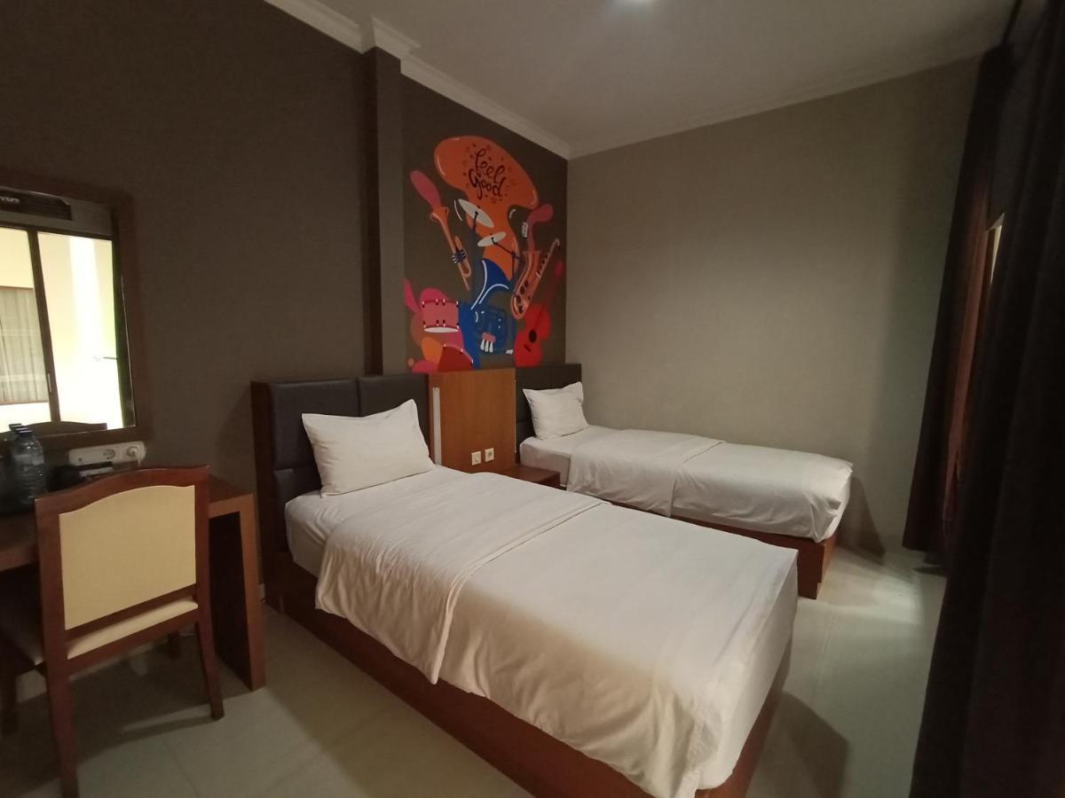 Votel Viure Hotel Jogjakarta Maguwo Экстерьер фото