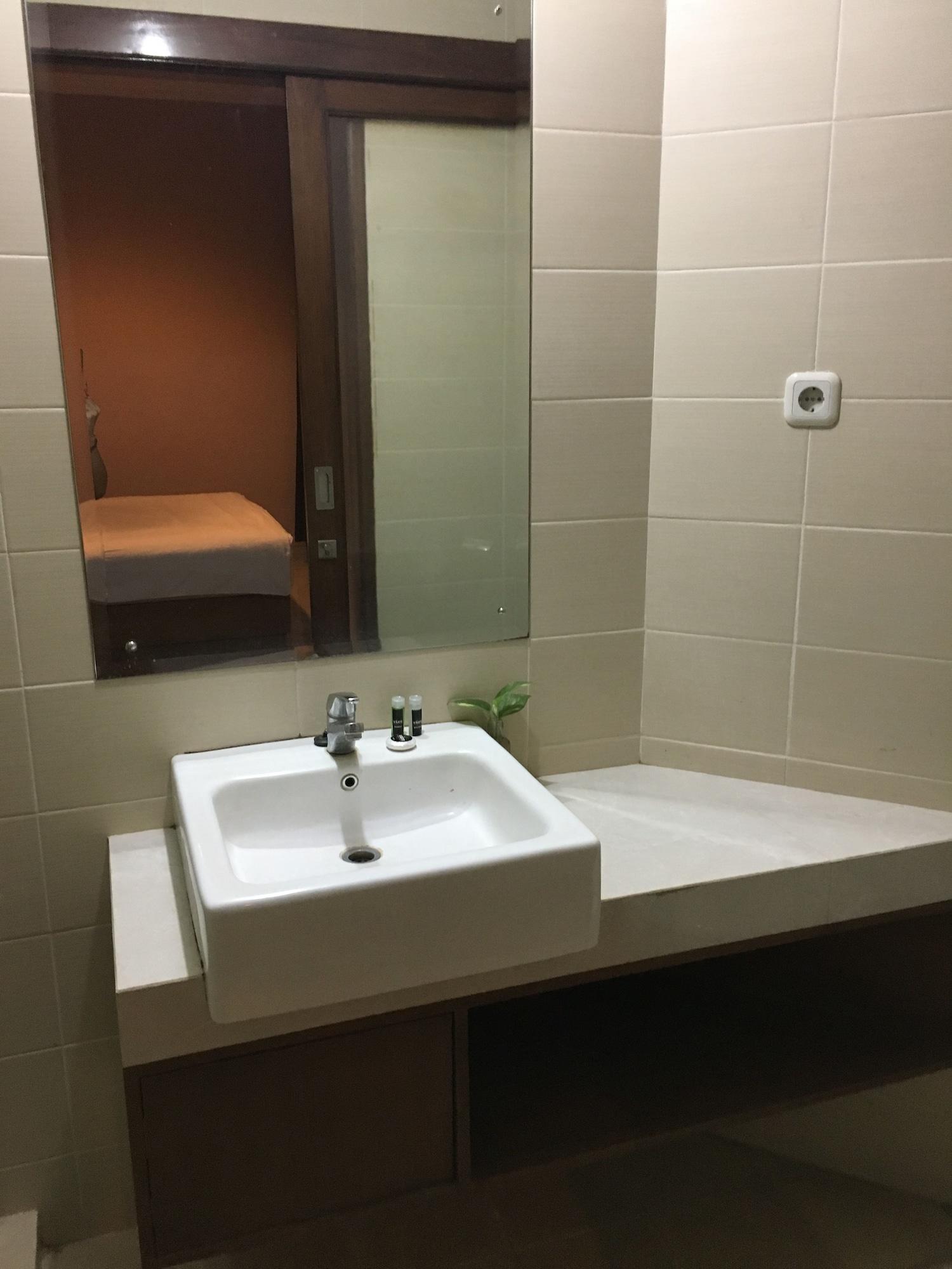 Votel Viure Hotel Jogjakarta Maguwo Экстерьер фото