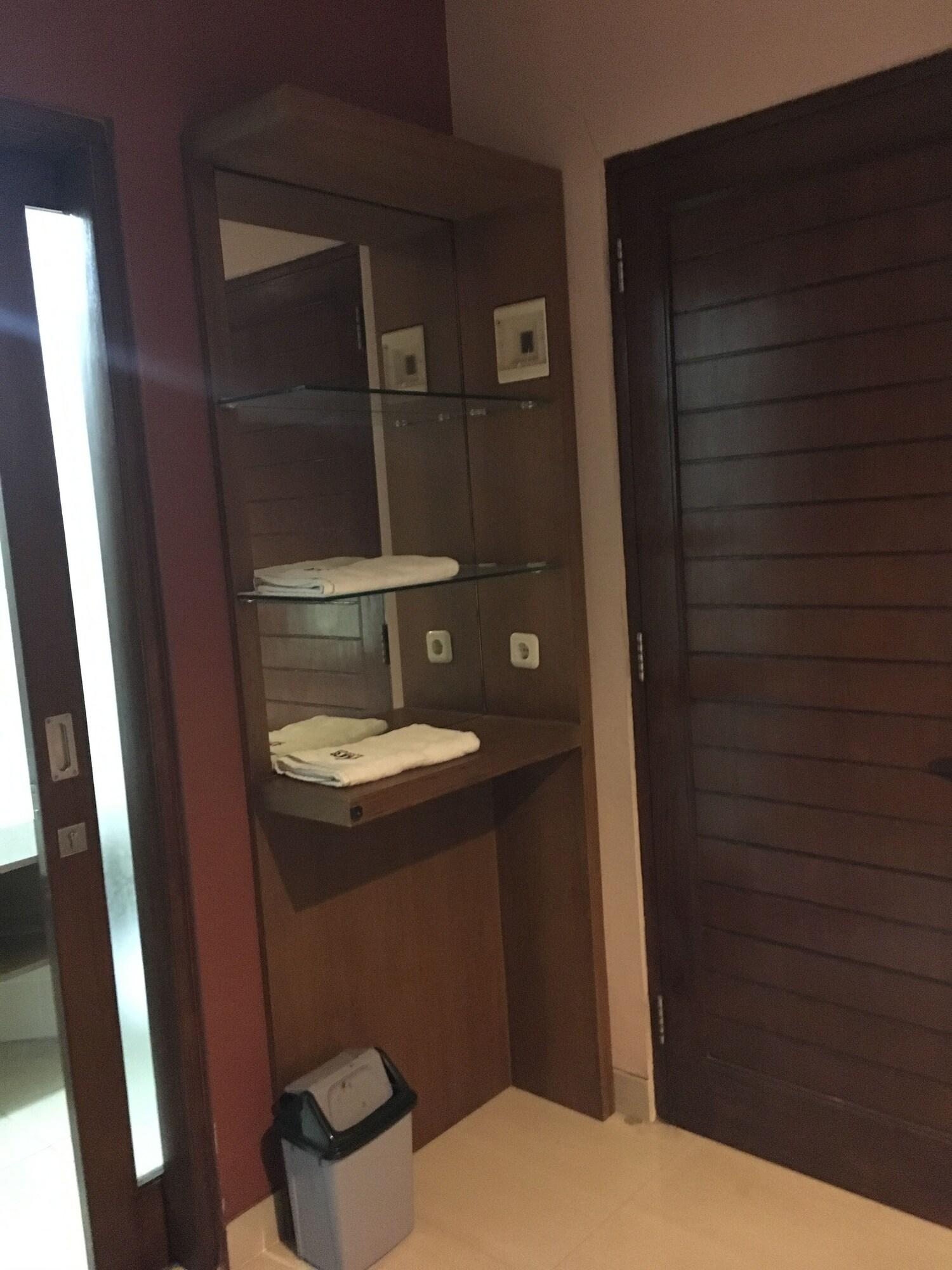 Votel Viure Hotel Jogjakarta Maguwo Экстерьер фото
