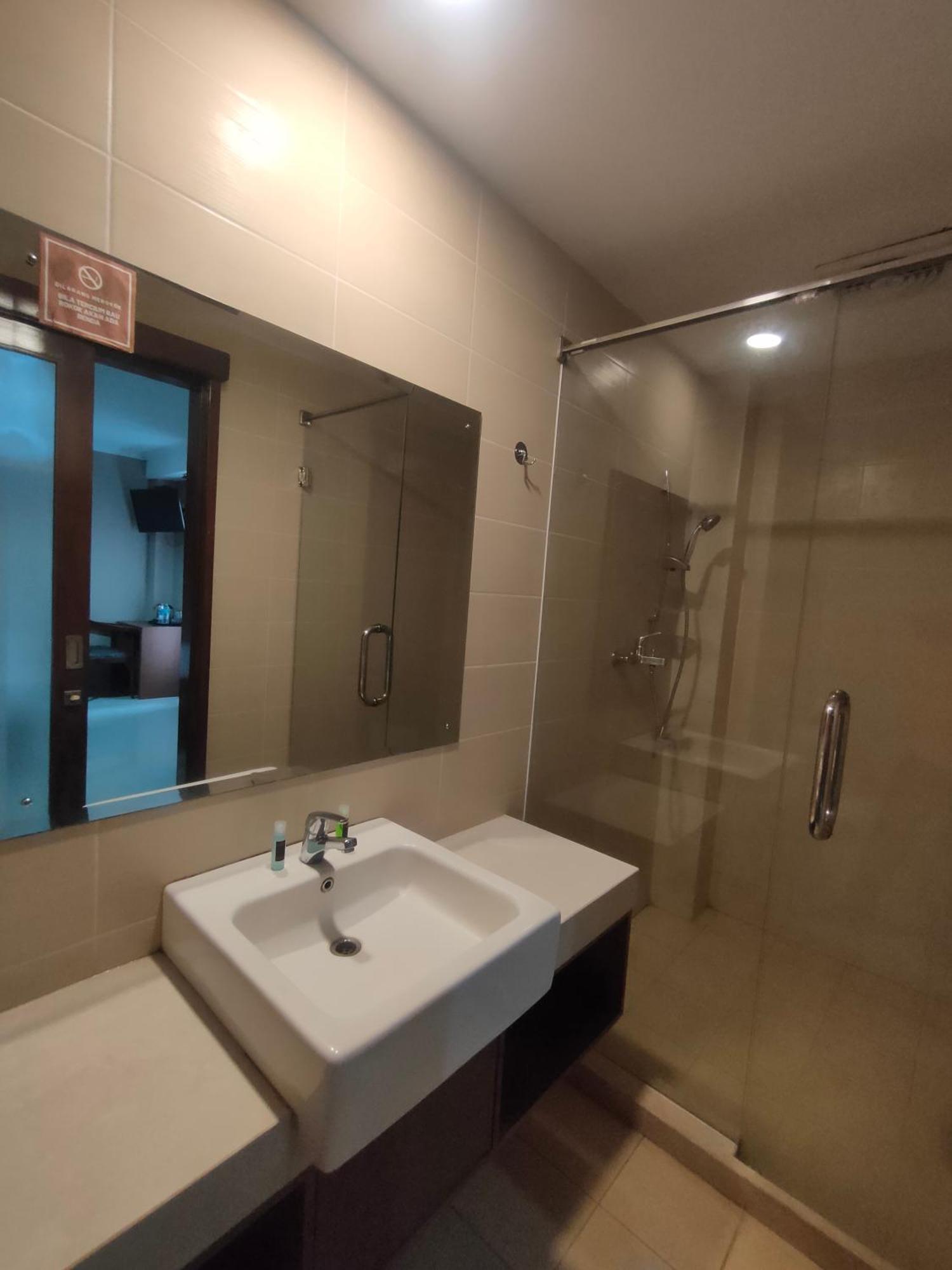 Votel Viure Hotel Jogjakarta Maguwo Экстерьер фото