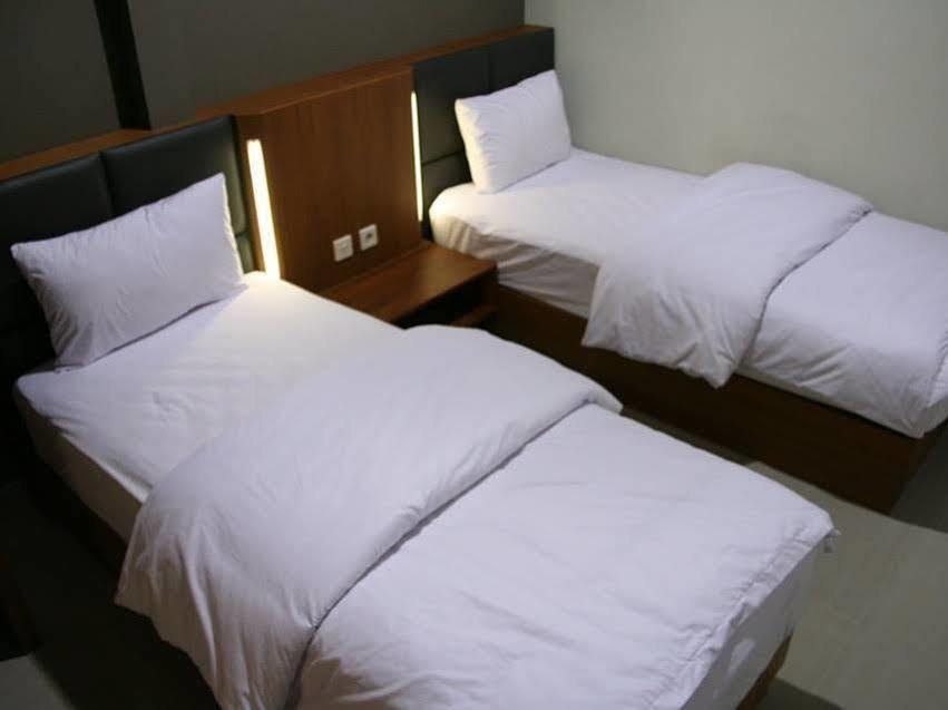 Votel Viure Hotel Jogjakarta Maguwo Экстерьер фото